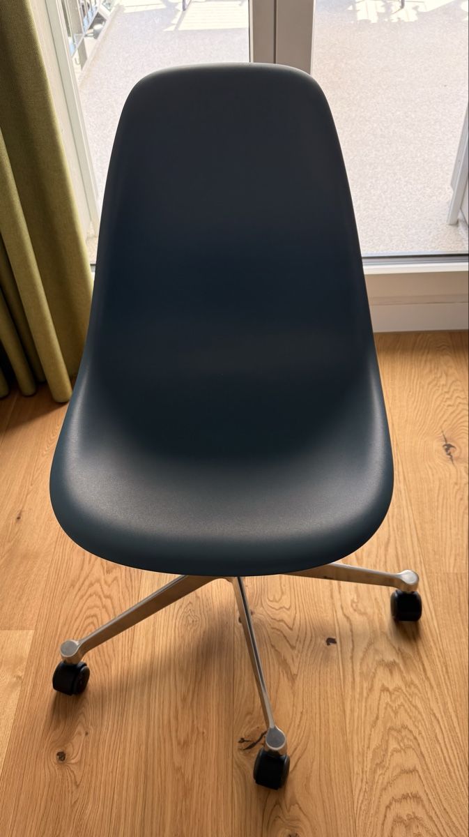 Eames Sedie: Eames Plastic Chairs / Bürostühle  – Usato da Schüpfen venduto da dub_svh2 5