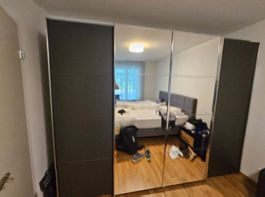 Schrank mit Schiebetüren & Spiegel