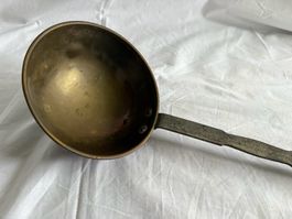 Grosse Schöpfkelle aus Messing, Griff aus Gusseisen, antik