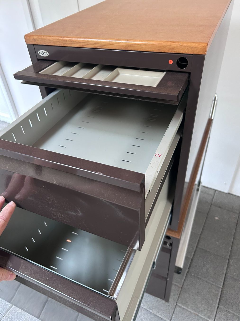 Lista Armadi: Lista Unterstell-Korpus 800mm - ab 1.- – Usato da Schänis venduto da Linth01