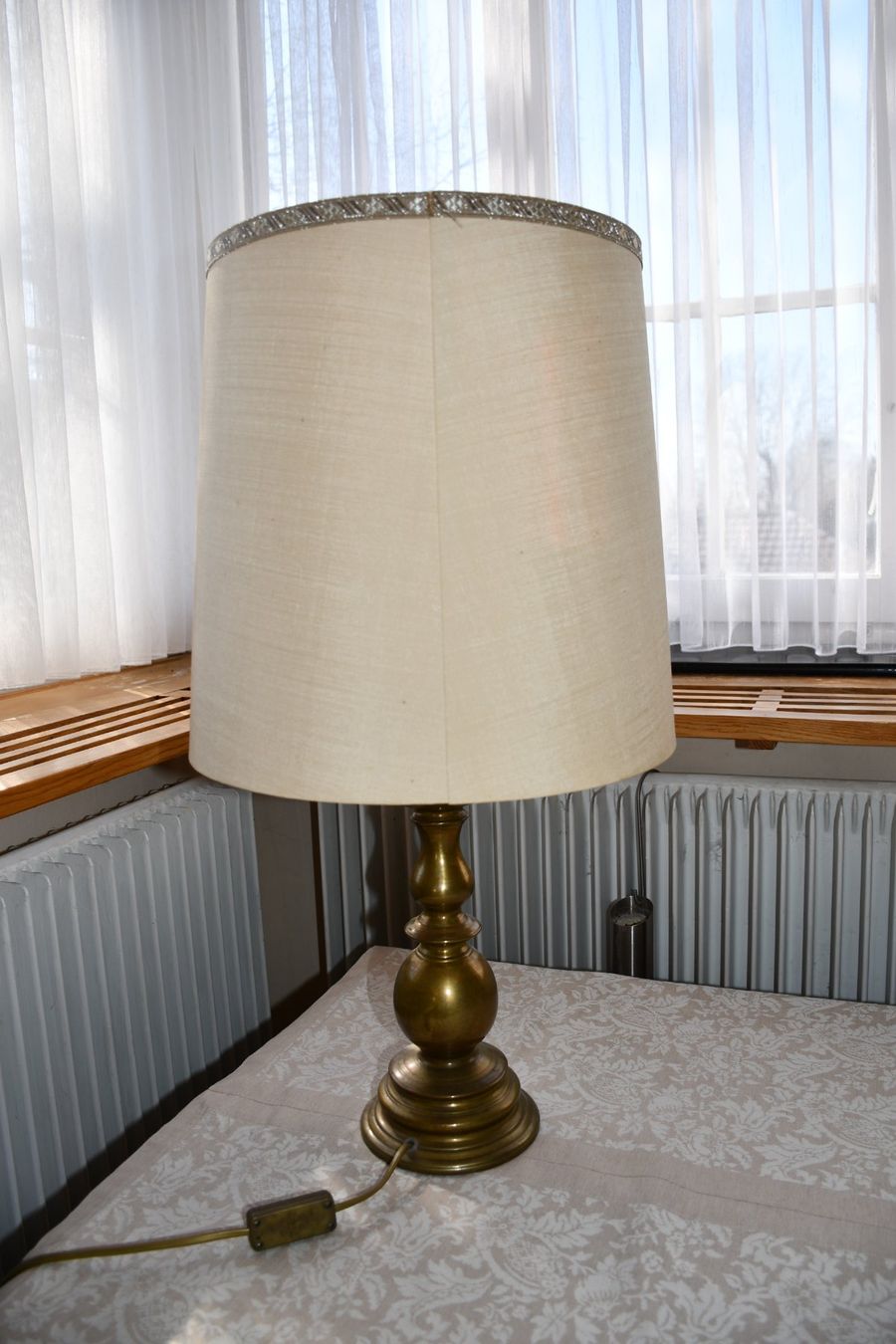 Lampade: Tischlampe mit Messingfuss – Usato da oberbuchsiten venduto da Stempelgasse11
