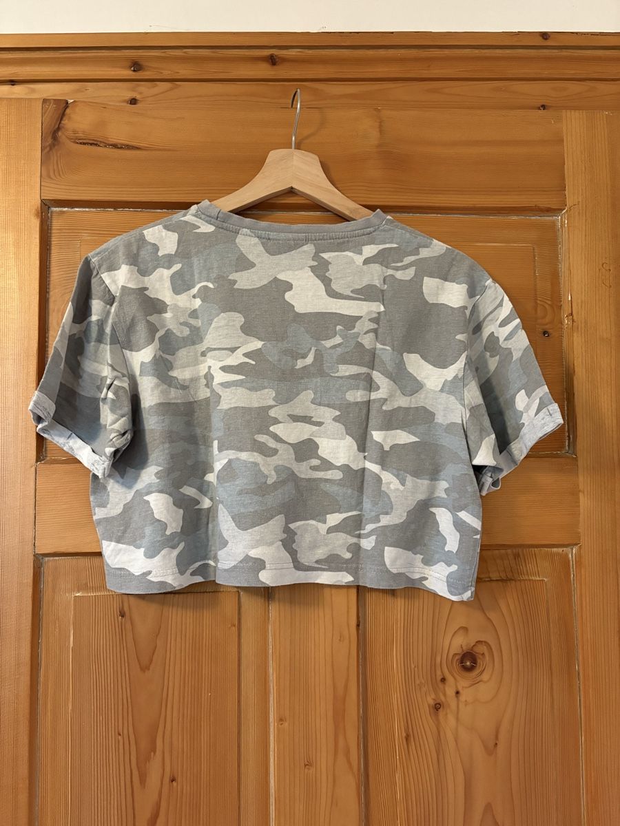 Ellesse Top: Ellesse Crop Top, Tarnmuster, Grösse 38! – Usato da Frauenfeld venduto da lin_77m9 1