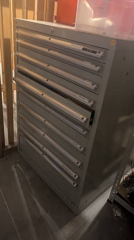 Banchi da lavoro: Schubladenstock aus Metall, Robust – Usato da Sursee venduto da rot_ygv9