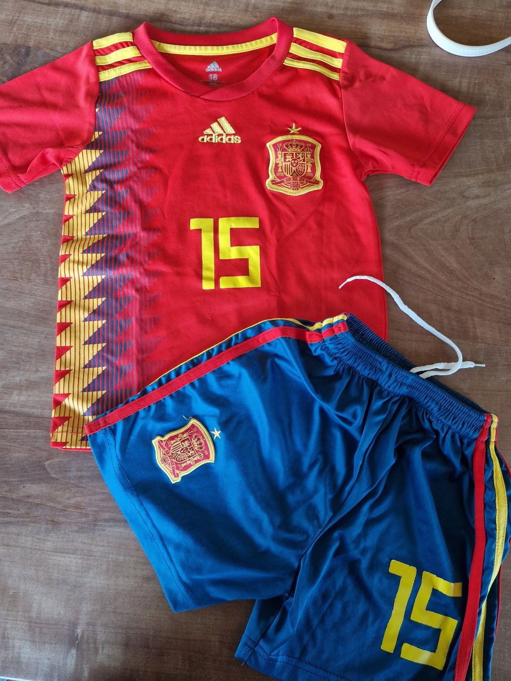 Trainer, Turnhosen & -trikots: Spanien / Espana Trikot ca 128 – Gebraucht aus Giswil von monimaus08