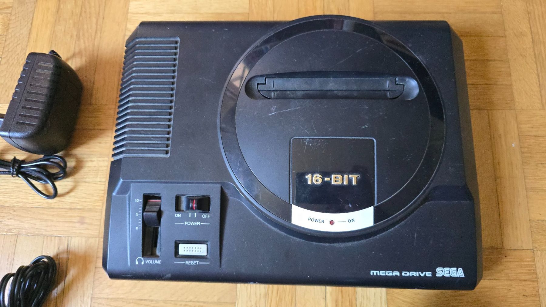 Sega Console: SEGA Mega Drive Konsole mit Sonic – 2 Controller – – Usato da Wallisellen venduto da theblacksheep 5