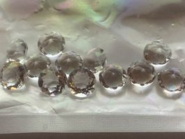 Lot de 12 pierres facettées transparentes état neuf