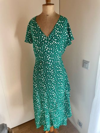 Sommerliches Wickelkleid mit Blumenmuster, Grösse L