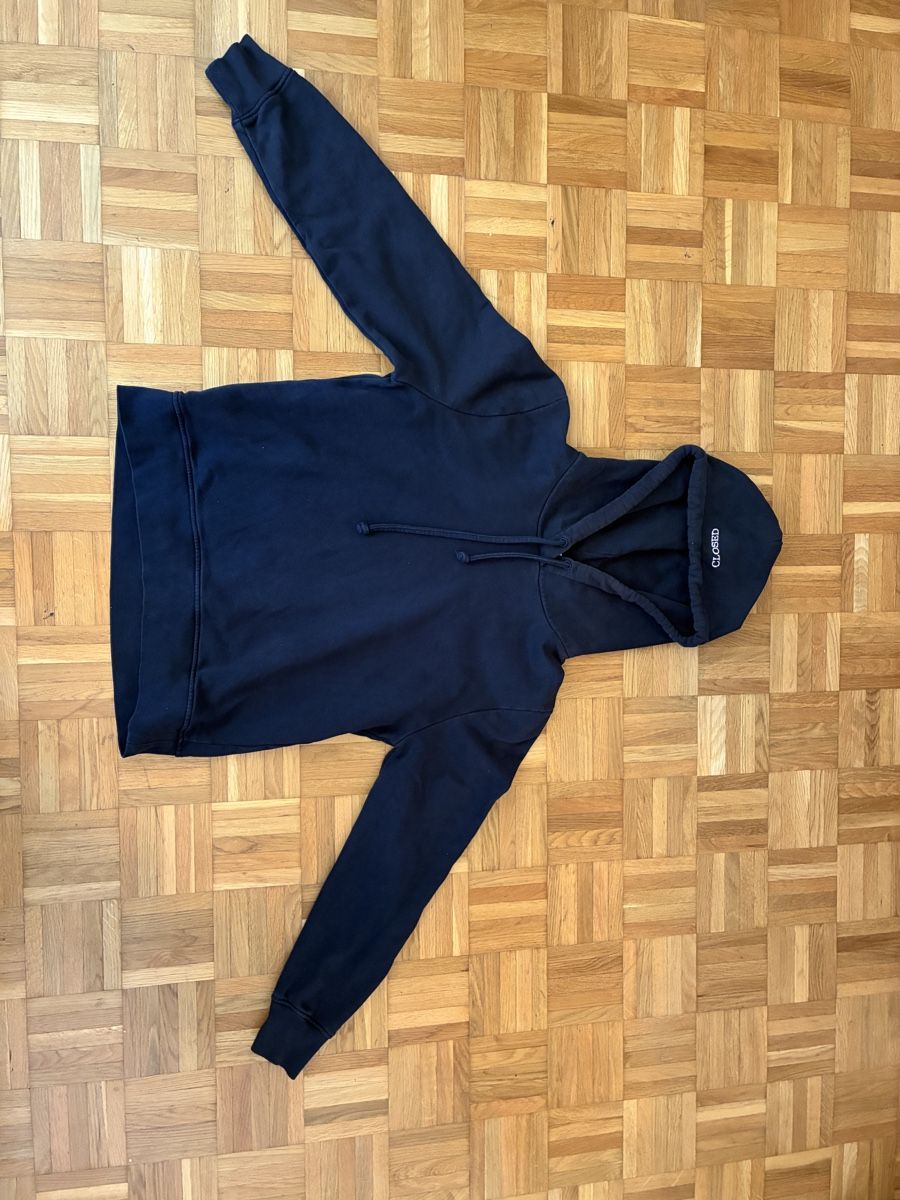 Closed Pulls & Sweat-shirts: Closed Kapuzenpullover dunkelblau – D'occasion à Zürich par hannahbuettgen 1