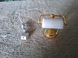 Hübsche Puppenhaus Lampe mit Stecker, goldfarbig, Licht geht