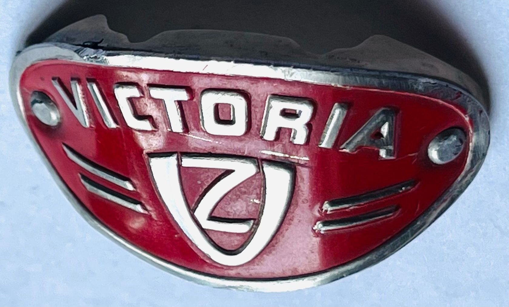 Insegne: Victoria Zündapp Emblem / Logo Oldtimer Moped Rot Silber – Usato da Basel venduto da TOMFAN 3