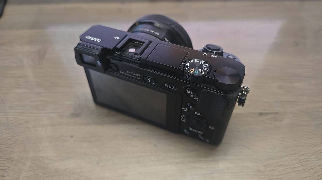 Sony Fotocamera: Pack complet Sony A6000 + 16-50 mm + accessoires – Usato da Lausanne venduto da yan_lm5h 1