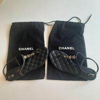 Rare paire de tongs Chanel