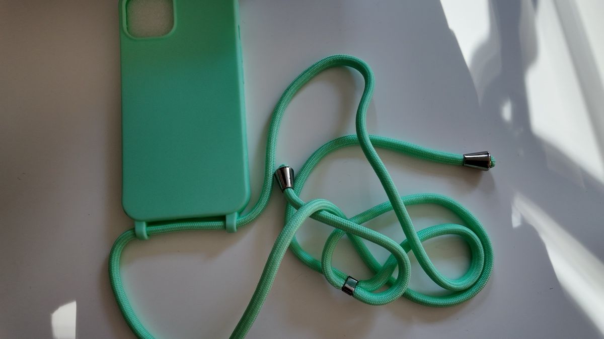 Cover & Protezioni schermo: Coque d’iPhone 13 turquoise avec une corde – Nuovo e nell'imballaggio originale da Denges venduto da val_j8w7 3
