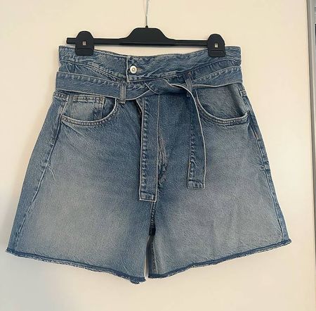 NEU! ZARA Jeansshorts. Gr. 42