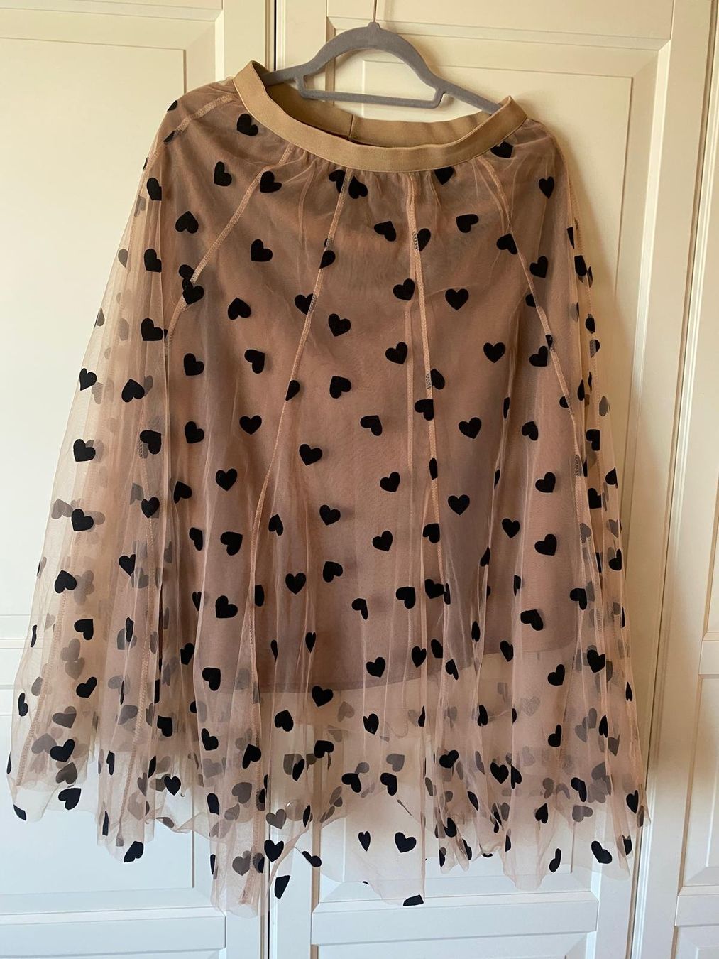 Gonne: Tüll-Rock Beige mit schwarzen Herzen – Usato da Schongau venduto da Officehelp