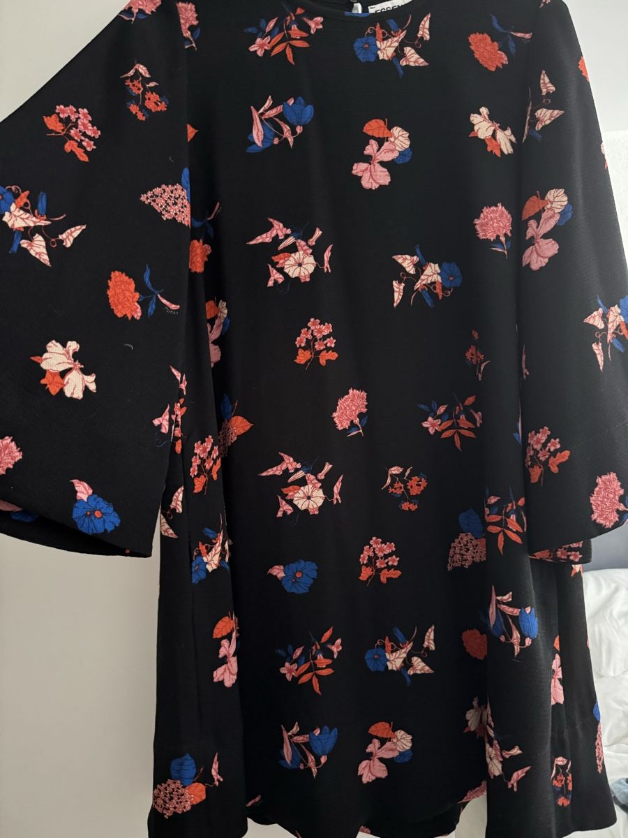 Essentiel Antwerp Vestiti: Essential Antwerp Kleid mit Trapezärmeln  – Usato da Zürich venduto da ann_j9z9 2