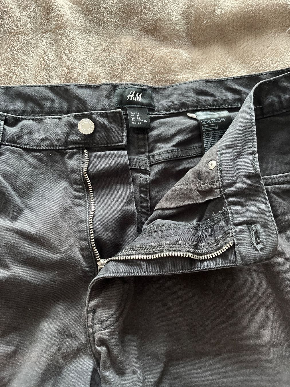 H&M Pantaloni: Short gris H&M – Usato da Le Locle venduto da Mayd_h 3