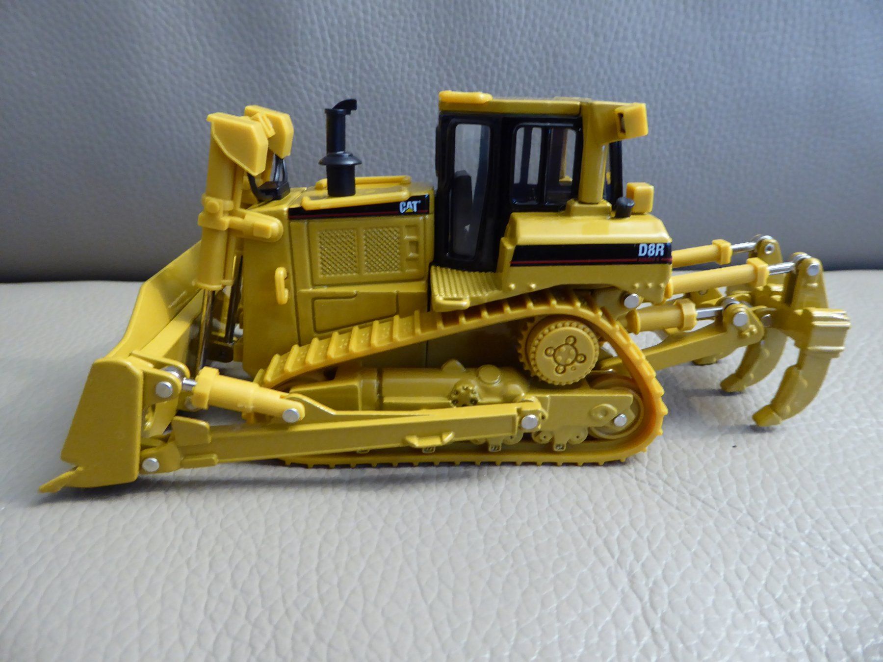 Caterpillar Escavatori: Kettendozer CAT D8R Tractor 1:50 – Nuovo (secondo la descrizione) da Hettlingen venduto da Zambole