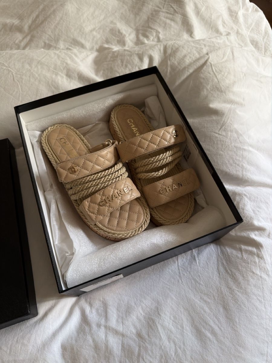 Chanel Scarpe da donna: Chanel Sandals beige raffia 37 – Nuovo e nell'imballaggio originale da Basel venduto da hea_slg8