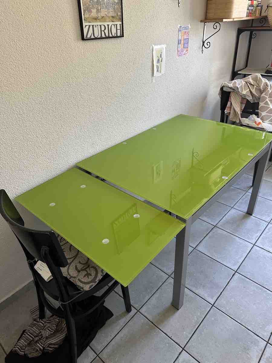 Tische: Dining Table, Green Tempered Glass, Like New – Neu (gemäss Beschreibung) aus Zürich von gre_tv9f 2