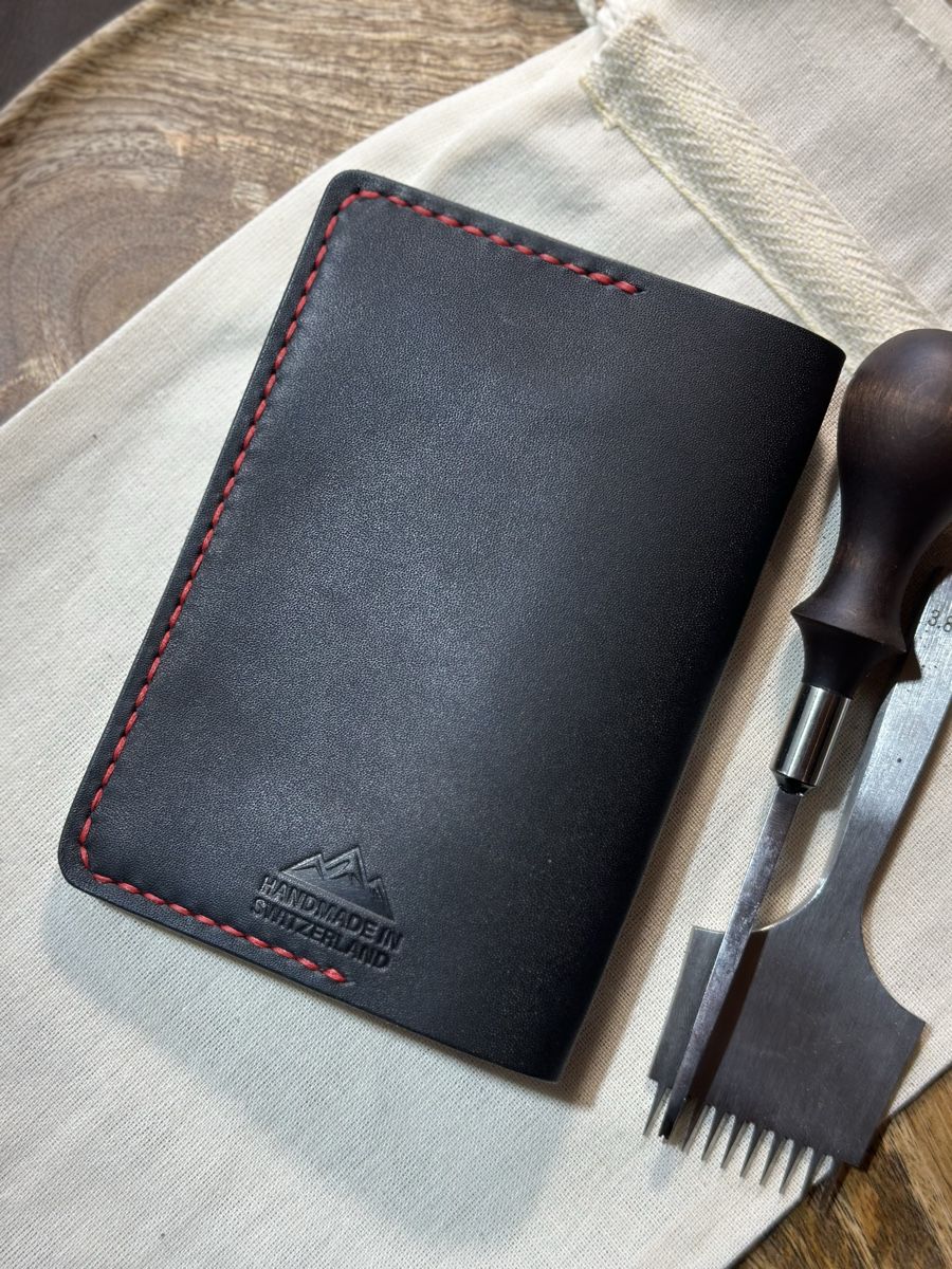 Cover & Protezioni schermo: Leder Passhülle Schwarz Handmade – Nuovo e nell'imballaggio originale da Mettmenstetten venduto da vad_57p2 2