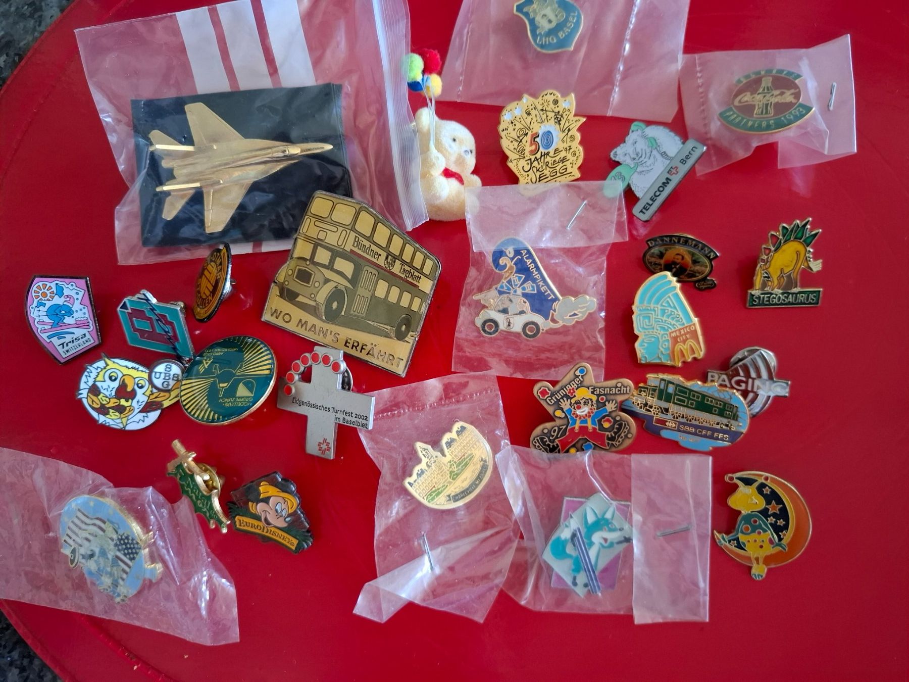 Placchette & Badge: 1 kg Pins bunte Mischung – Usato da Hinterkappelen venduto da Schampus 1