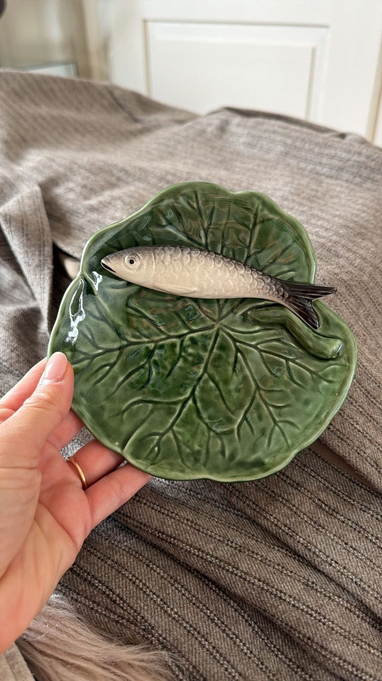 Assiettes: Ceramic dish leaf shape with fish decor – D'occasion à Zürich par pre_vy7t