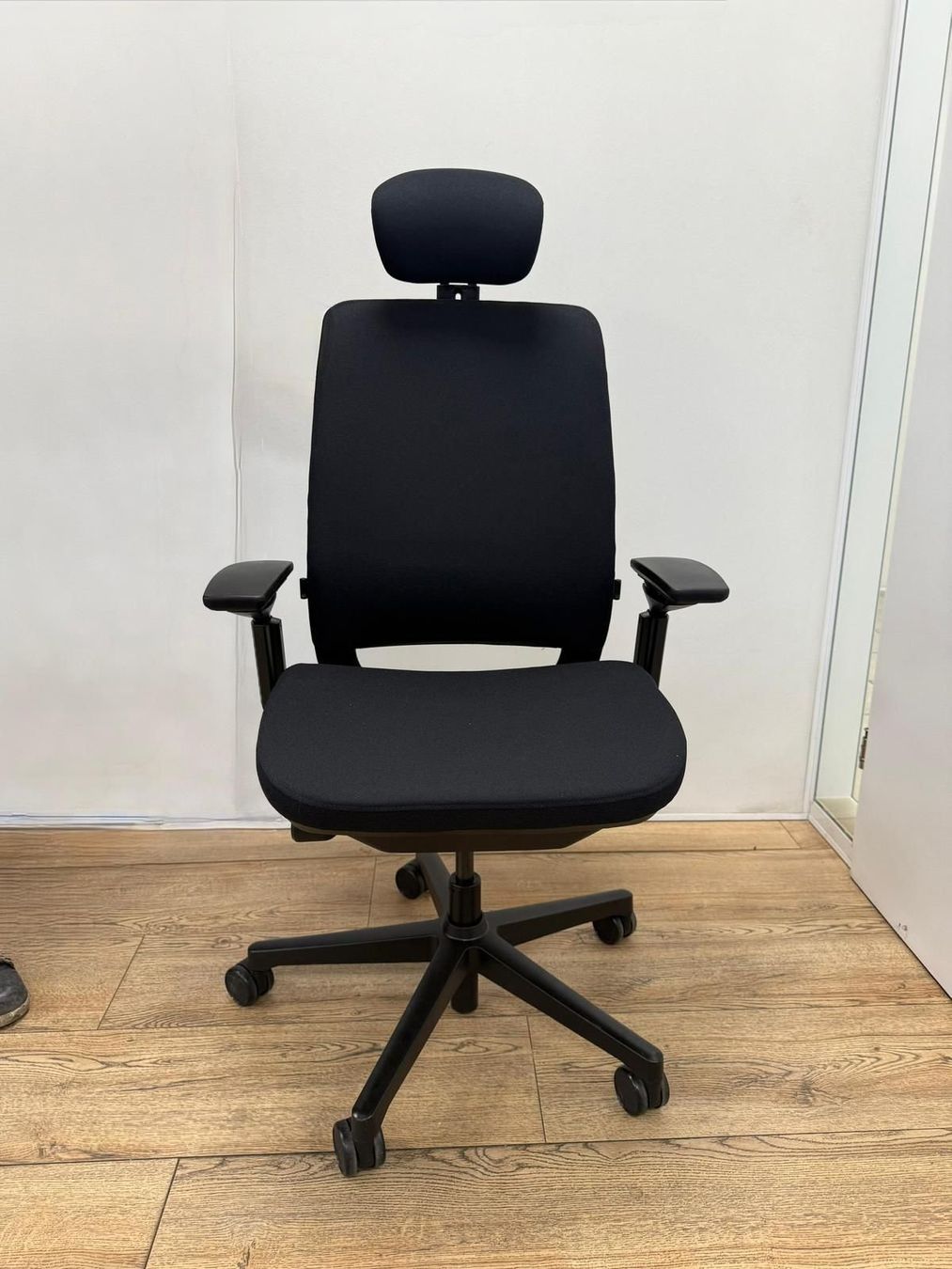 Steelcase Sedie: Steelcase Amia Mit Kopfstütze – Usato da Purmerend venduto da Offeco