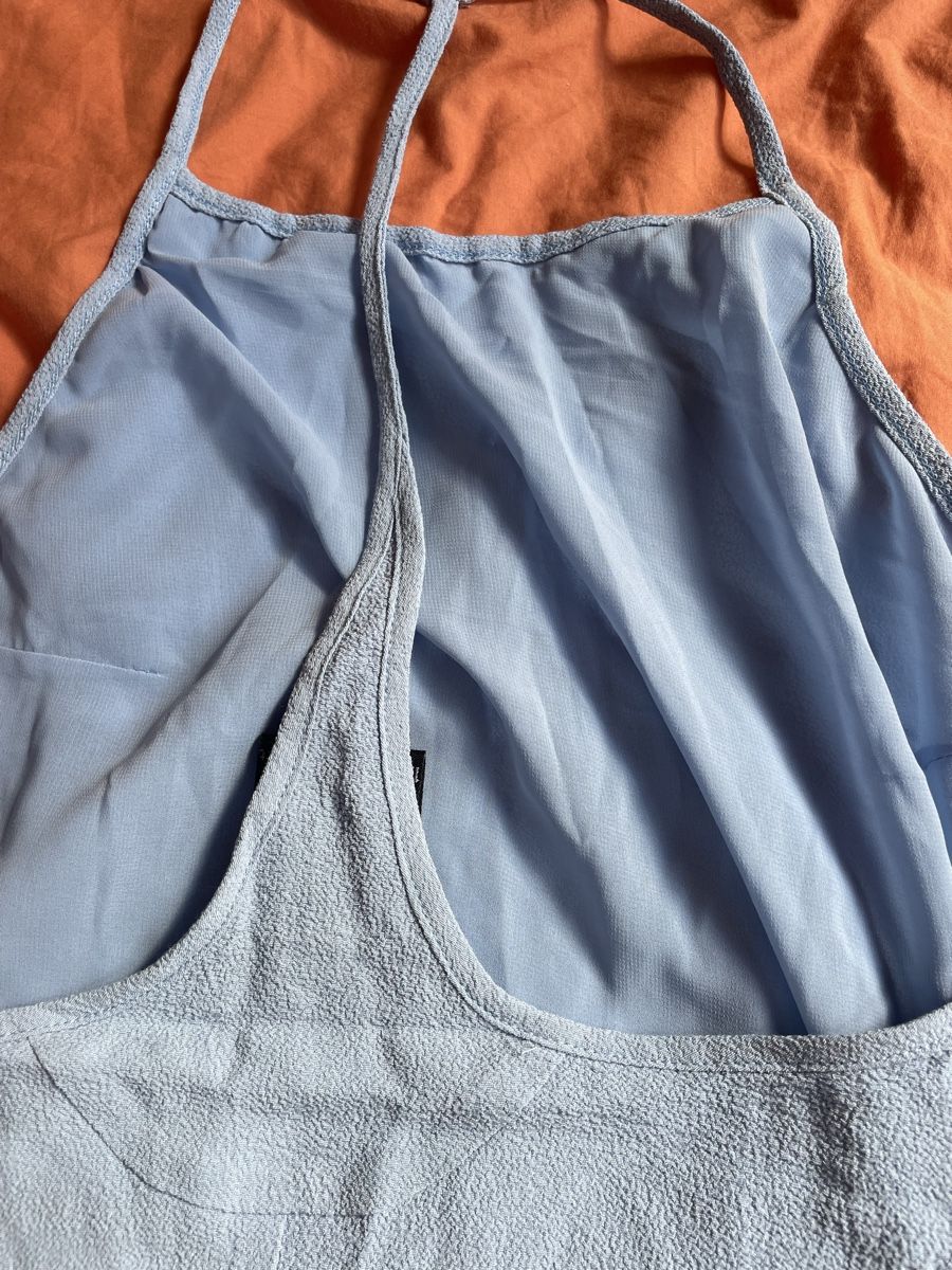 Top: Hellblaues Top mit offenem Rückenausschnitt, onesize – Nuovo (secondo la descrizione) da Zürich venduto da Carlajimena 6