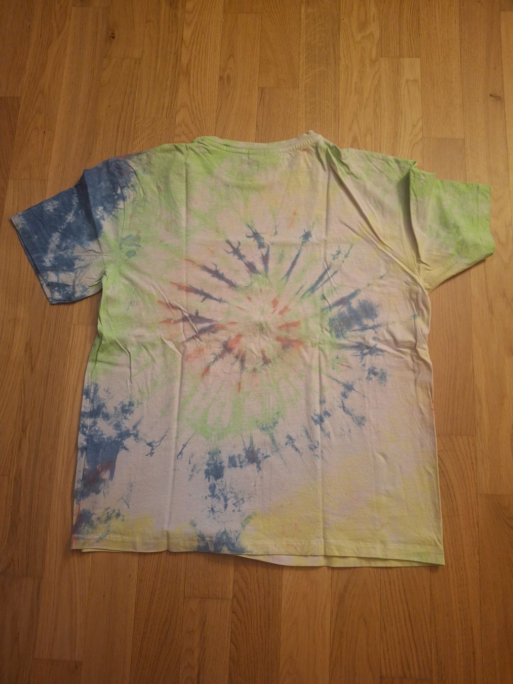 T-shirt: Batik T-Shirt – Usato da Luzern venduto da gab_726g 1