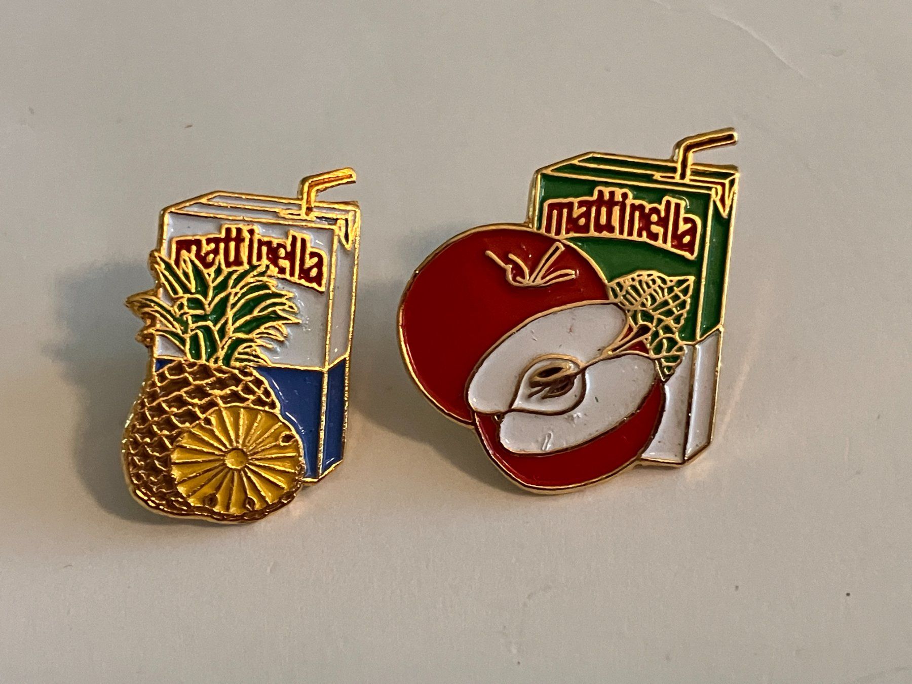 Placchette & Badge: 2 Pin Mattinella Fruchtsäfte – Usato da Basel venduto da djwwpp