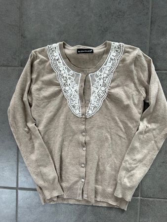 Strickjacke mit Spitzenkragen Gr. XS beige