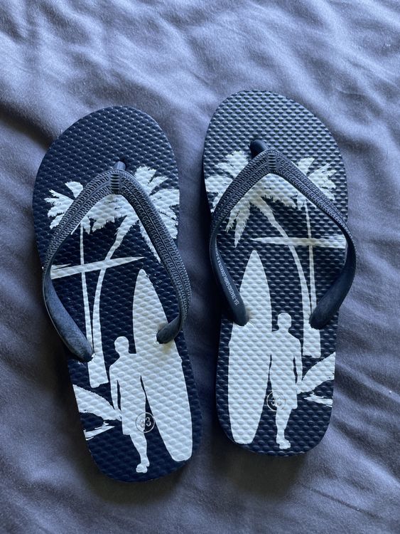 Herrenschuhe: Blaue Flip Flops mit Surfer Motiv, Grösse 33, Sommer – Gebraucht aus Männedorf von Dorrii85