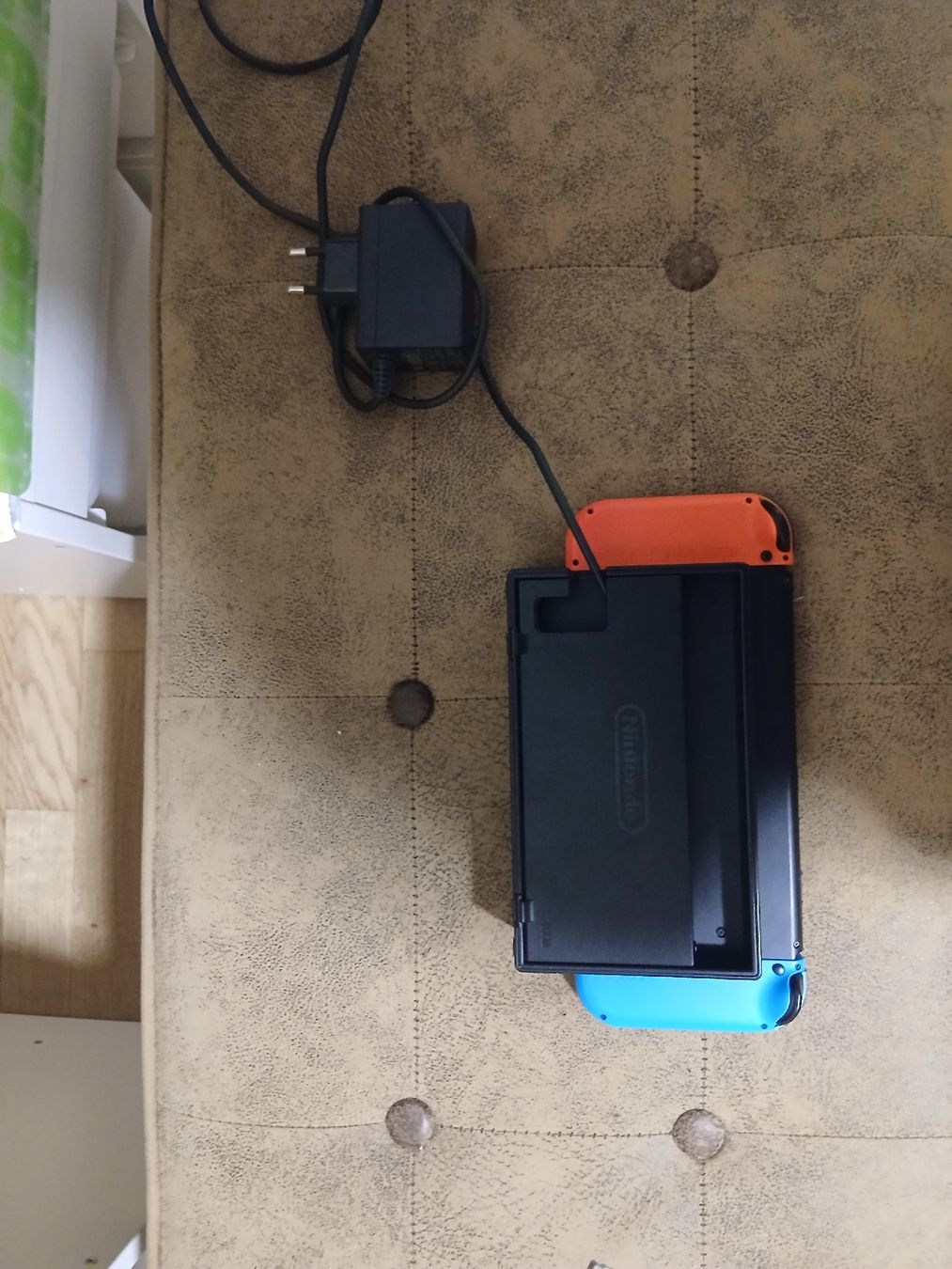 Nintendo Consoles: Nintendo Switch Console with Dock and Power Adapter Used – D'occasion à St Gallen par Buybuybuybye 1
