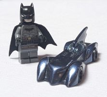 DC - LEGO Batman Minifigur & Mattel Hot Wheels Batmobile