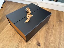 Grosse schwarze Geschenkbox mit Schleife