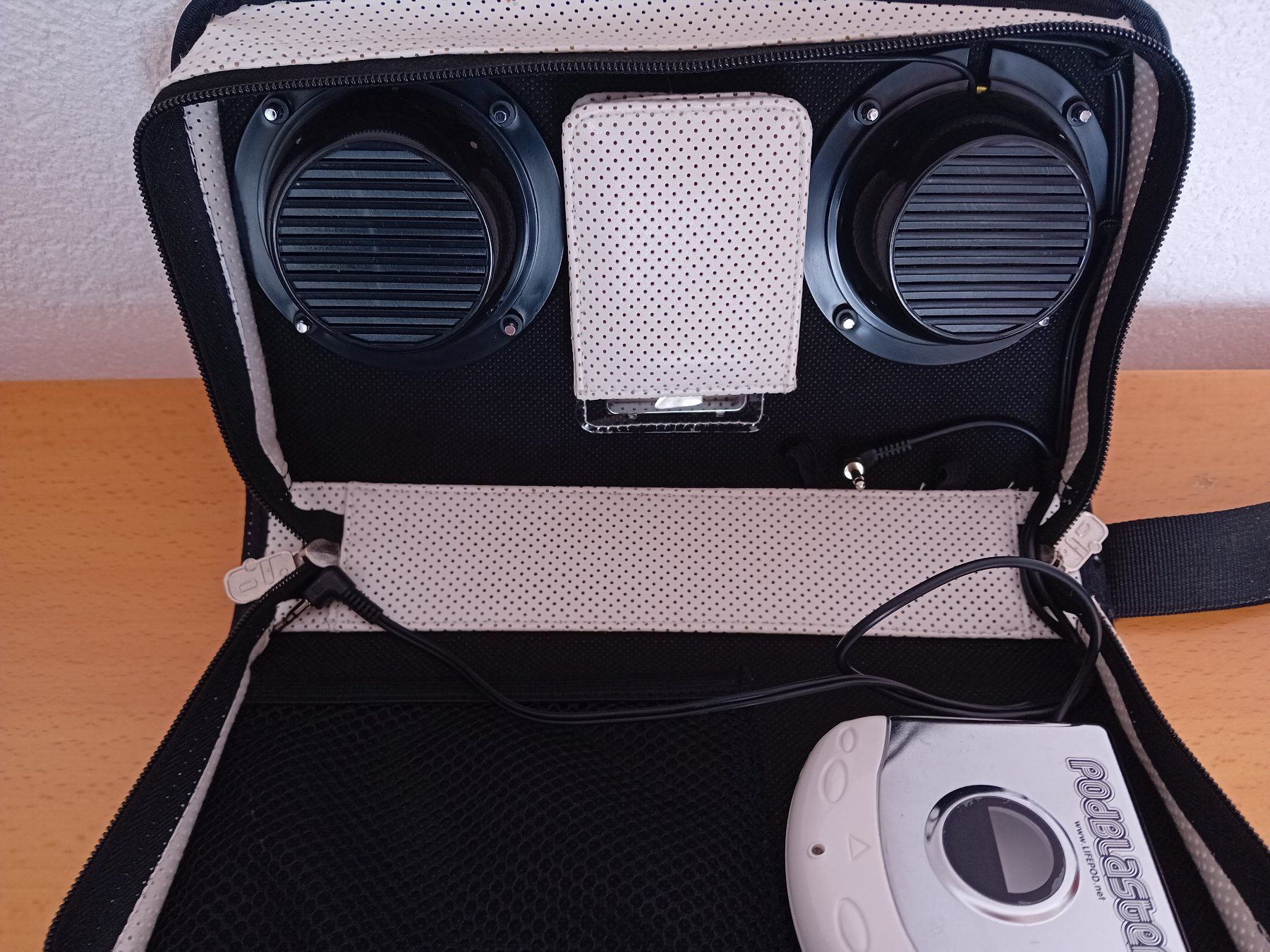 Lautsprecher: PodBlaster Stereo Travel Speakers And Storage Case – Gebraucht aus Fribourg von Werkt 3