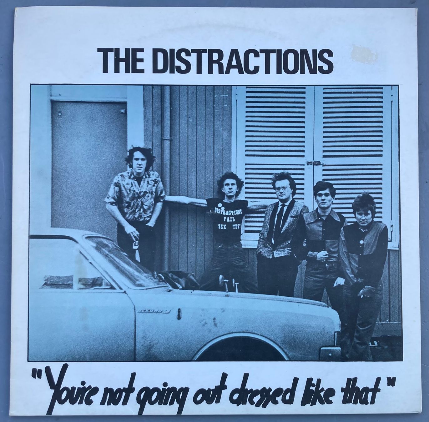 Dischi in vinile: THE DISTRACTIONS - YOU'RE NOT GOING OUT DRESSED LIKE THAT – Usato da Poliez-Pittet venduto da Newtown-Records