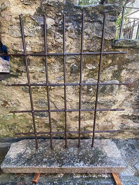 Finestre: Finestra antica con inferriata – Usato da Preonzo venduto da Yderf50 1
