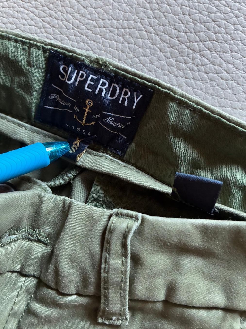 Superdry Pantaloni: SUPERDRY – Usato da Rümlang venduto da har_z6qv 2