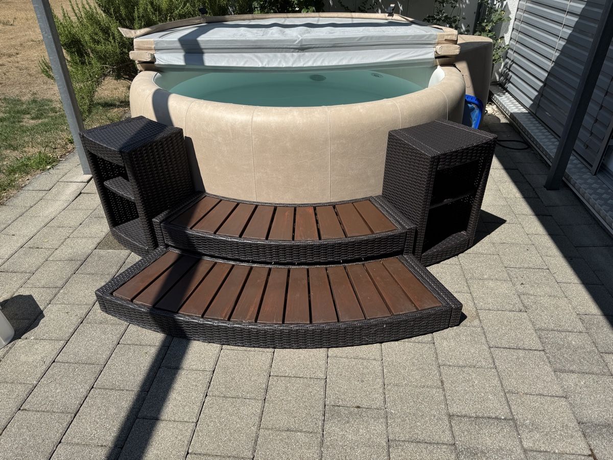 Softub Whirlpool: Pool Treppe zu Softube mit zwei Rattanmöbel – Usato da Ittigen venduto da Dedo07