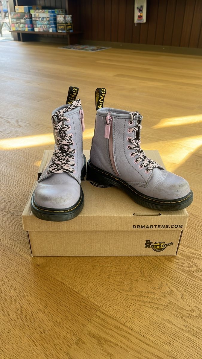Dr. Martens Scarpe per ragazzi: Dr. Martens Stiefel Kinder hell lila  – Usato da Wabern venduto da CathyG