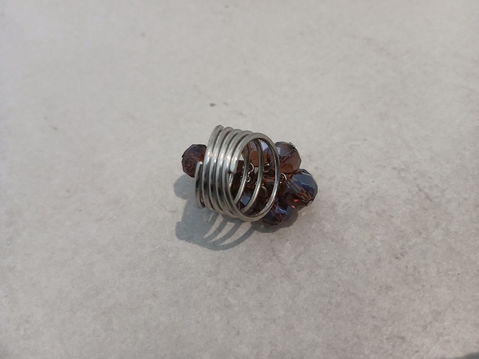 Ringe: Eleganter Ring mit weinroten Glasperlen – Gebraucht aus Schaffhausen von Tearsontape 4