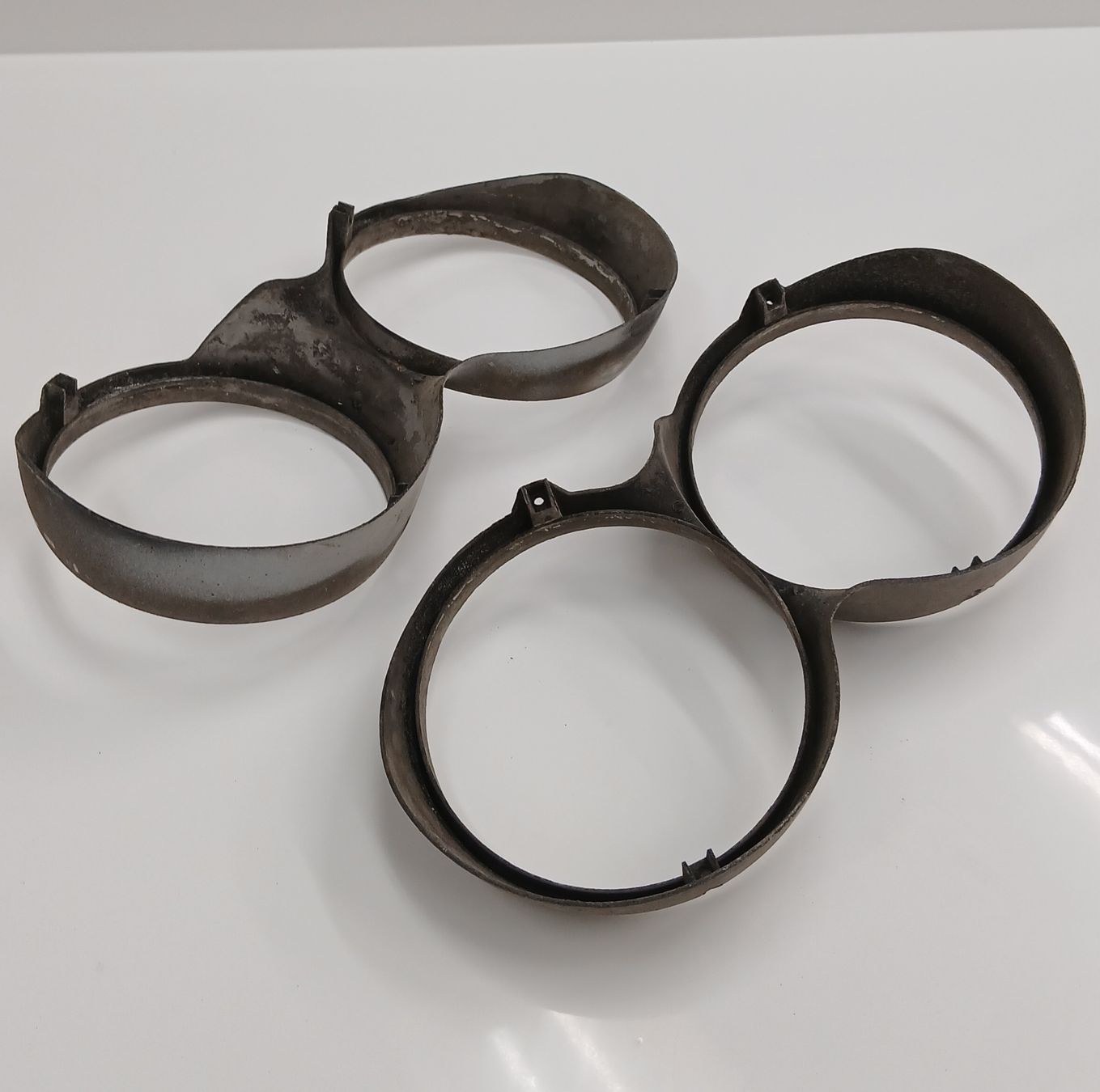 Buick Tutti pezzi di ricambio auto: Cercle de phare Buick Riviera 66 – Usato da la heutte venduto da Auto-stock 1