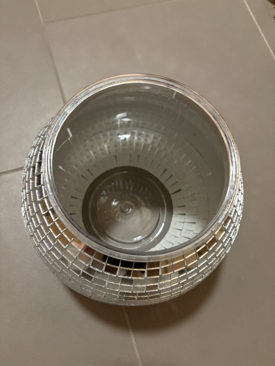 Pots de fleurs: Cache-pot boule à facettes / disco argenté – D'occasion à Martigny par O96 4