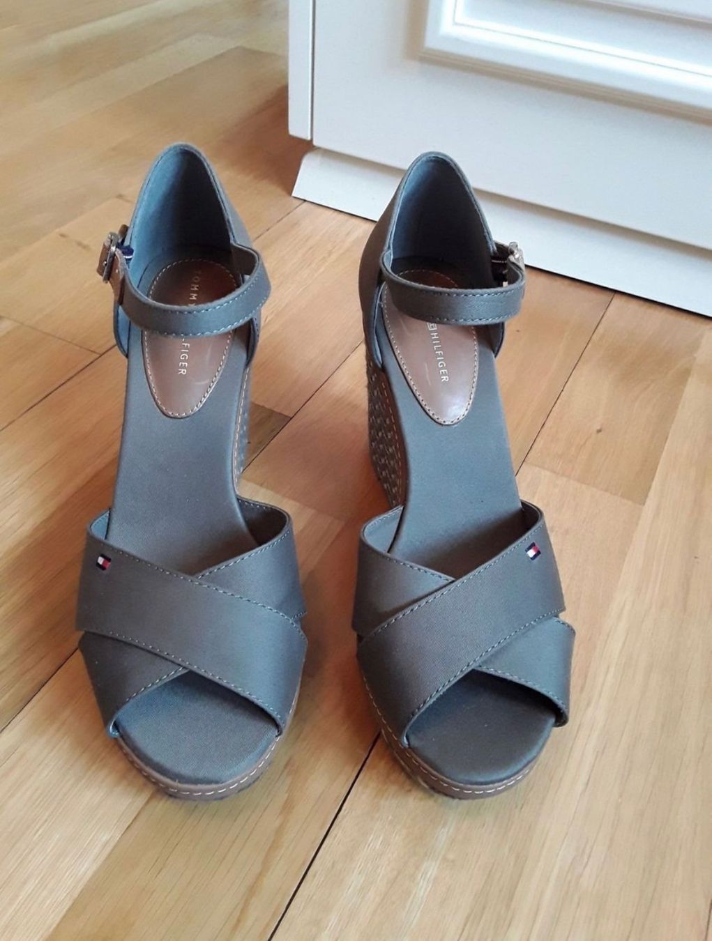 Tommy Hilfiger Scarpe da donna: Tommy hilfiger sandalen gr.39 – Usato da Schöfflisdorf venduto da Bling_it_on 1