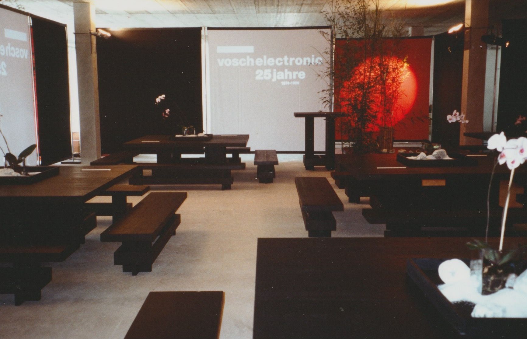 Set di tavolo e panche: Gastronomie_Event_Möbel_Japan_Restaurant – Usato da Flawil venduto da Waldau1A 3