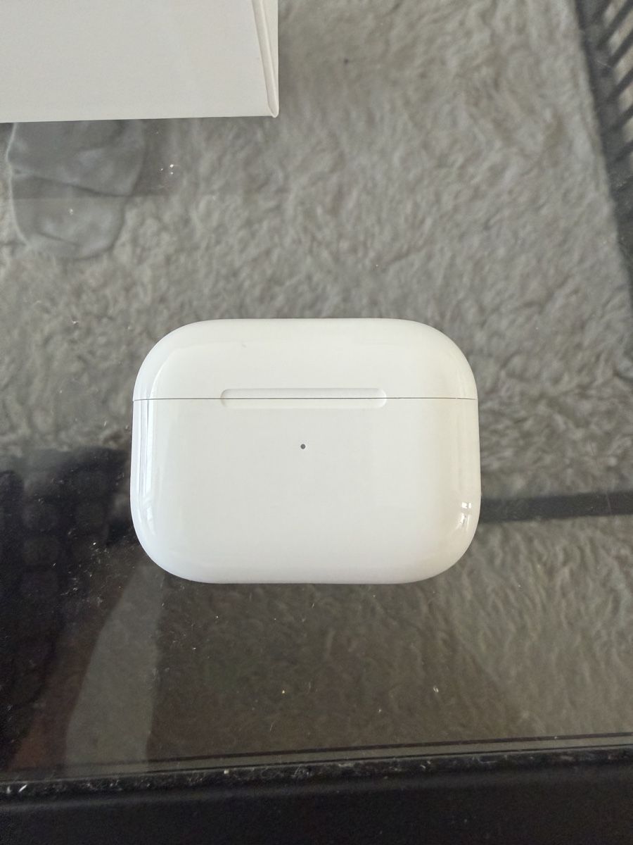 Apple Kopfhörer: Apple AirPods Pro 2. Gen Ladecase mit Kopfhörer – Neu (gemäss Beschreibung) aus Lyss von jan_fd29