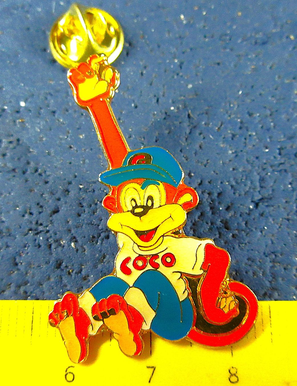 Plaquettes & Badges: AFFE COCO PIN GLASIERT – D'occasion à Ettingen par Hausi4711
