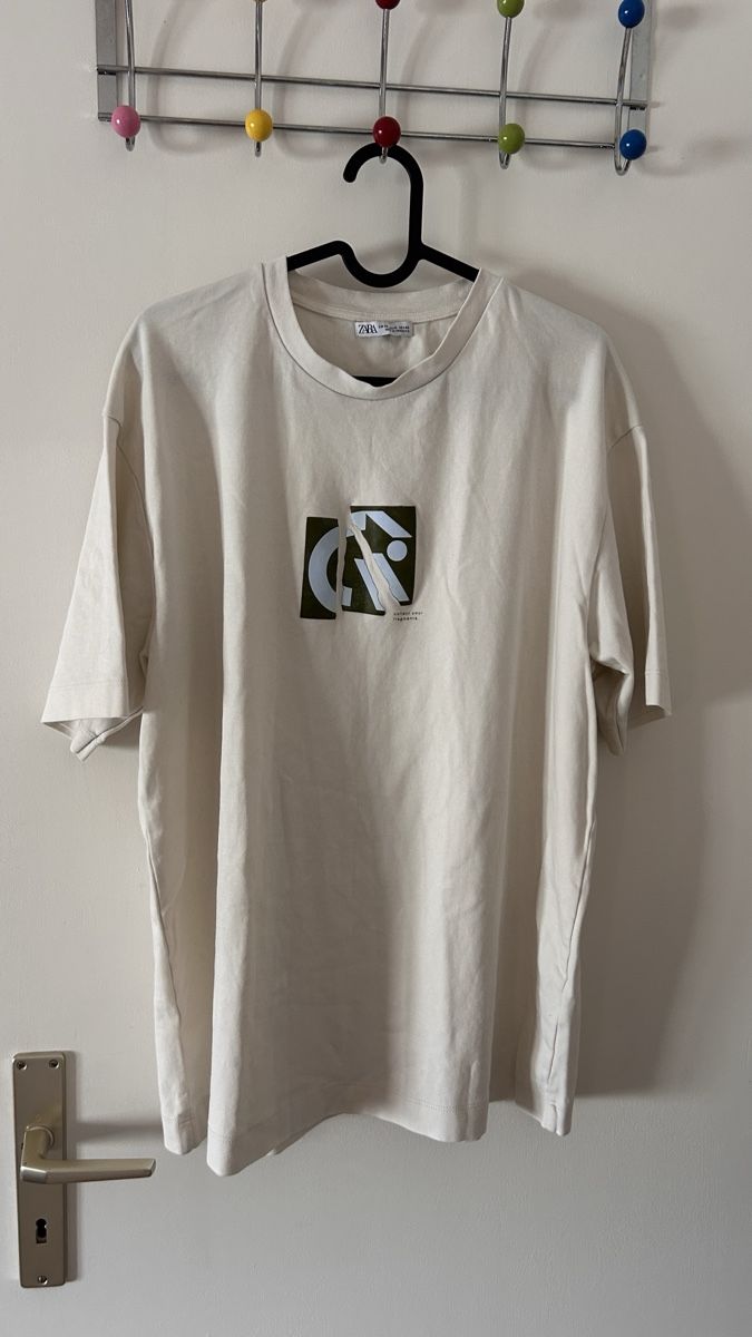 Zara T-shirt: Cool Cream Graphic T-Shirt Summer Basic Oversized Tee – Usato da Genève venduto da Noemie.wrmsi